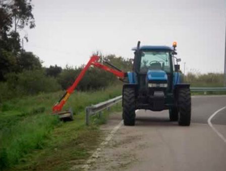 Servicios y Desbroces Mogosa tractor con brazo articulado 
